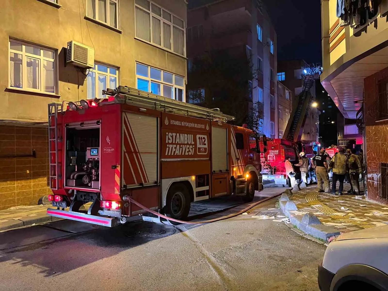 Esenler’de 4 katlı boş binanın çatısında yangın