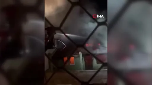 Esenler’de 4 katlı boş binanın çatısında yangın