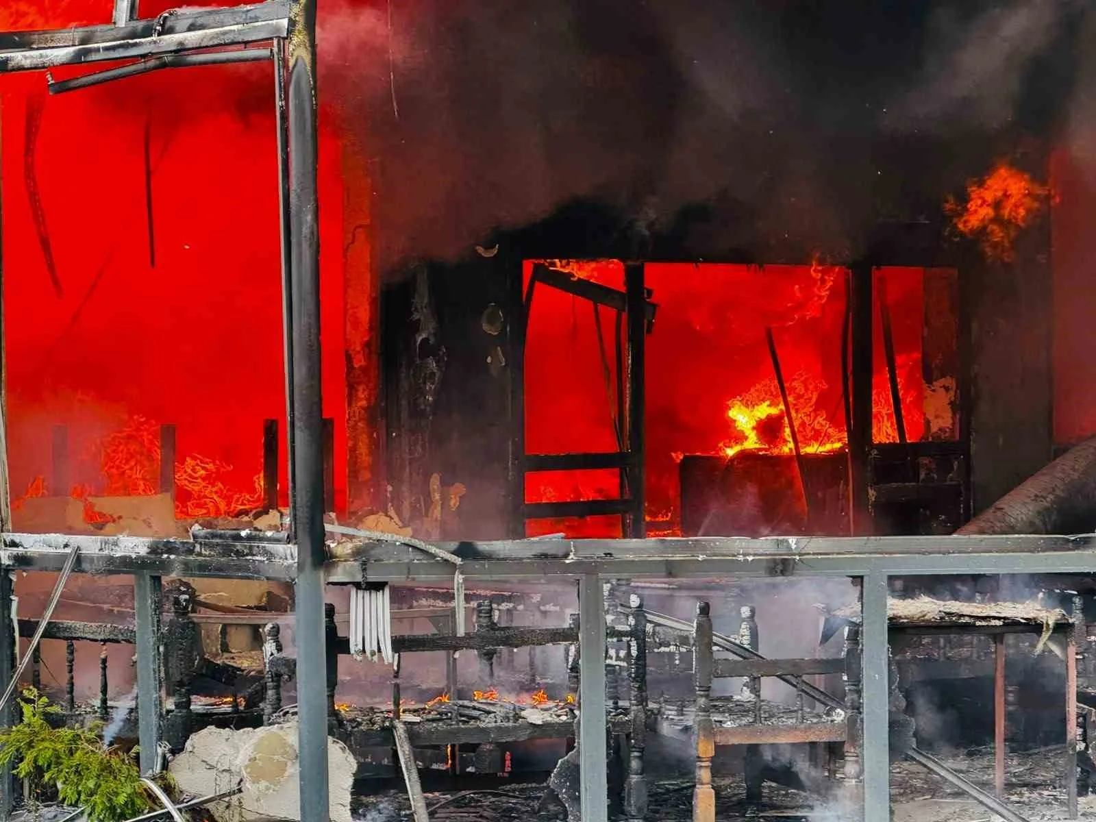 Sakarya’da restoran alevlere teslim oldu, çok sayıda ekip sevk edildi