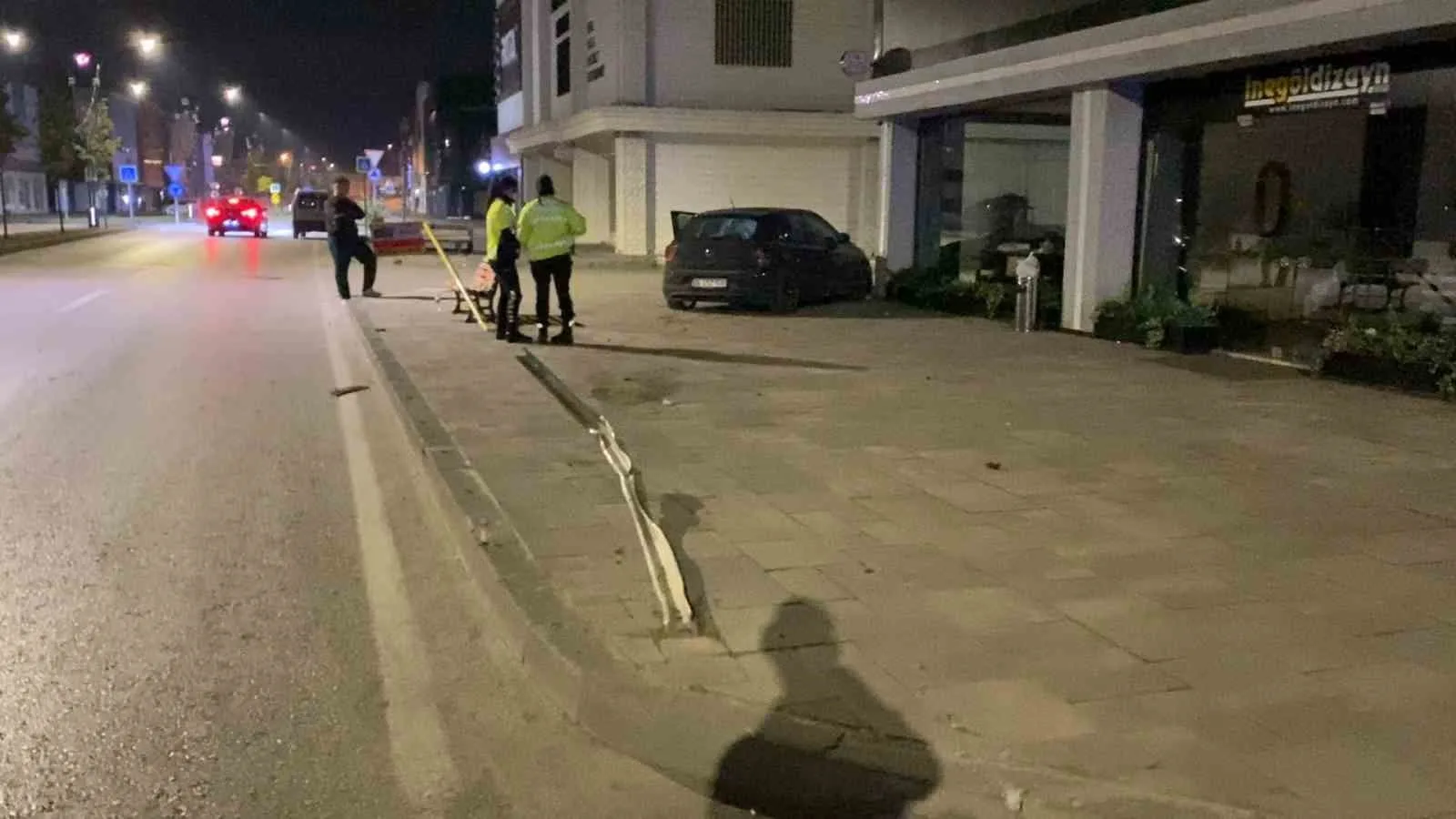 İnegöl’de kontrolden çıkan araç kaldırıma çıktı