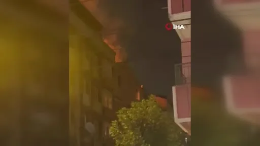 Güngören’de metruk binanın çatı katı alev alev yandı: O anlar kamerada