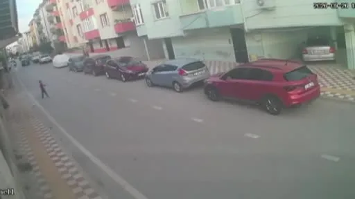 Aniden yola çıkan çocuğa motosiklet çarptı: Kaza anı kamerada