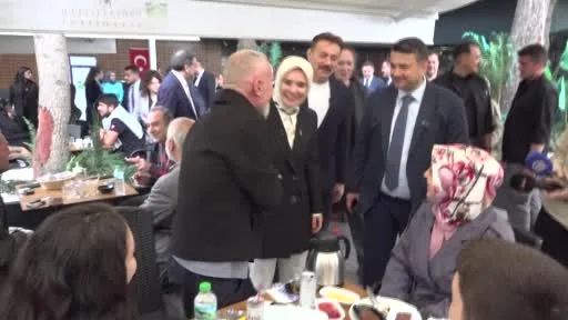 Aile ve Sosyal Hizmetler Bakanı Göktaş, "Türkiye Yüzyılı Buluşmaları" kapsamında esnaf ve vatandaşlarla bir araya geldi