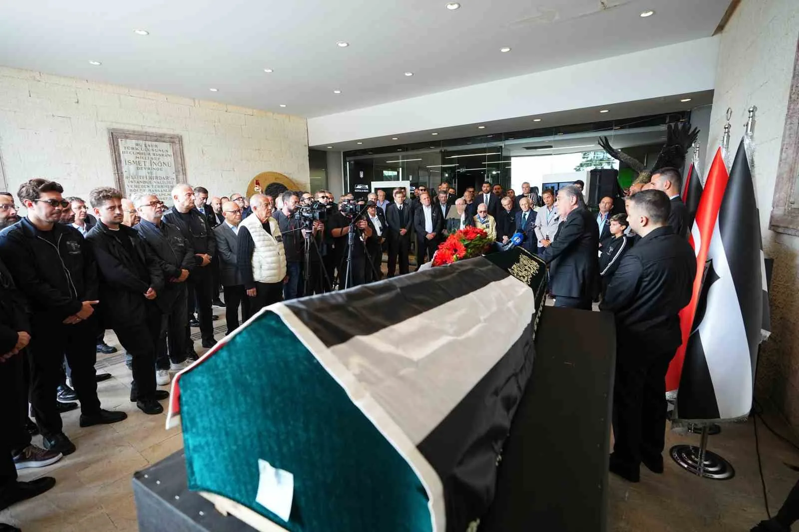 Metin Keçeli için Tüpraş Stadyumu’nda tören düzenlendi