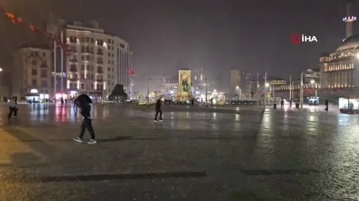Taksim’de beklenen sağanak bir anda bastırdı: Zincirlikuyu alt geçidini su bastı