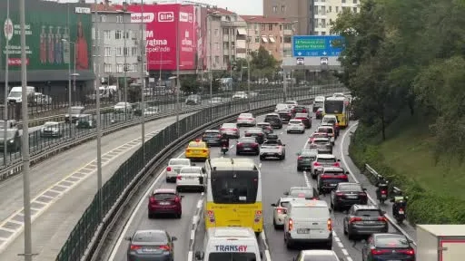 İstanbul’da yağmurun da etkisiyle trafik yoğunluğu yaşandı