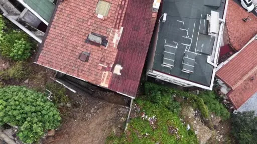 Eyüpsultan’da toprağın kaydığı alan ve tahliye edilen apartman dron kamerasıyla görüntülendi
