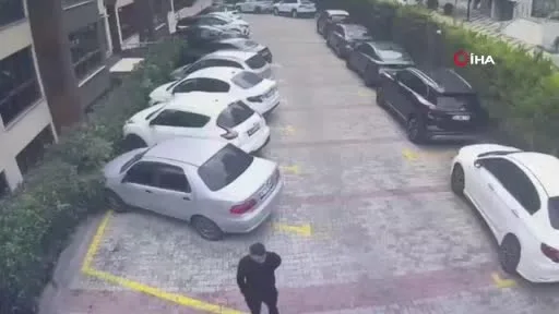 Beylikdüzü’nde sitede park yeri nedeniyle silahlı kavga çıktı, o anlar kamerada