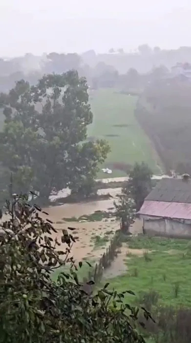 Şiddetli sağanak sele dönüştü: Yol ulaşıma kapandı