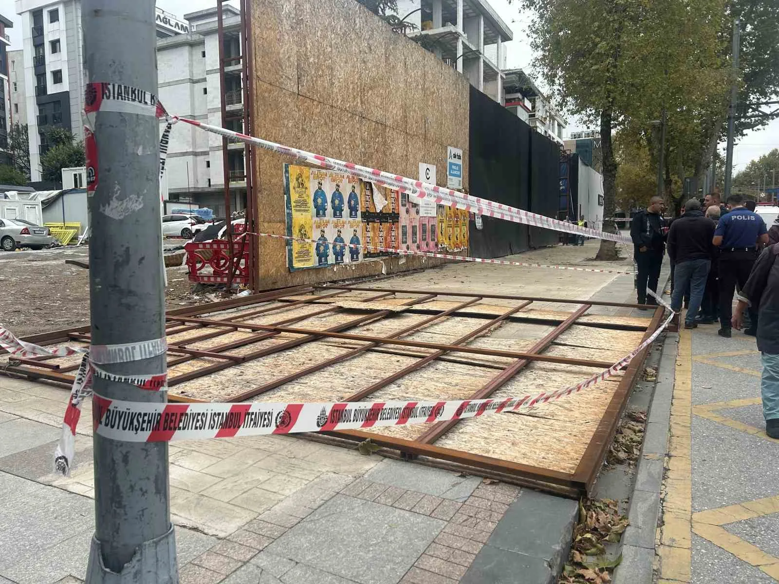 Kadıköy’de inşaatın dış koruma kaplaması vatandaşların üzerine düştü: 2 yaralı