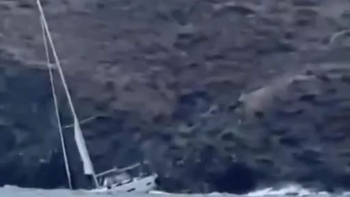 Koyun Adası’nda mahsur kalan 2 kişi Sahil Güvenlik helikopteriyle kurtarıldı
