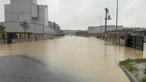 Sakarya’da sağanak hayatı felç etti: Otomobil suya gömüldü, evleri su bastı