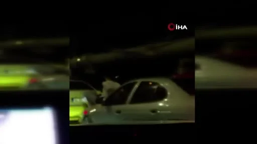 15 Temmuz Şehitler Köprüsü’nde ilginç görüntü: Aracın kaputuna oturdu, önündeki arabayı ayağıyla itti