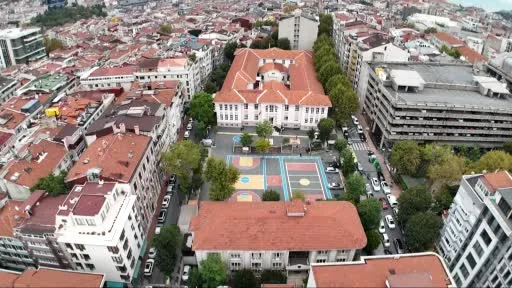 İstanbul’da okul duvarları sanal kumar reklamları ile doldu