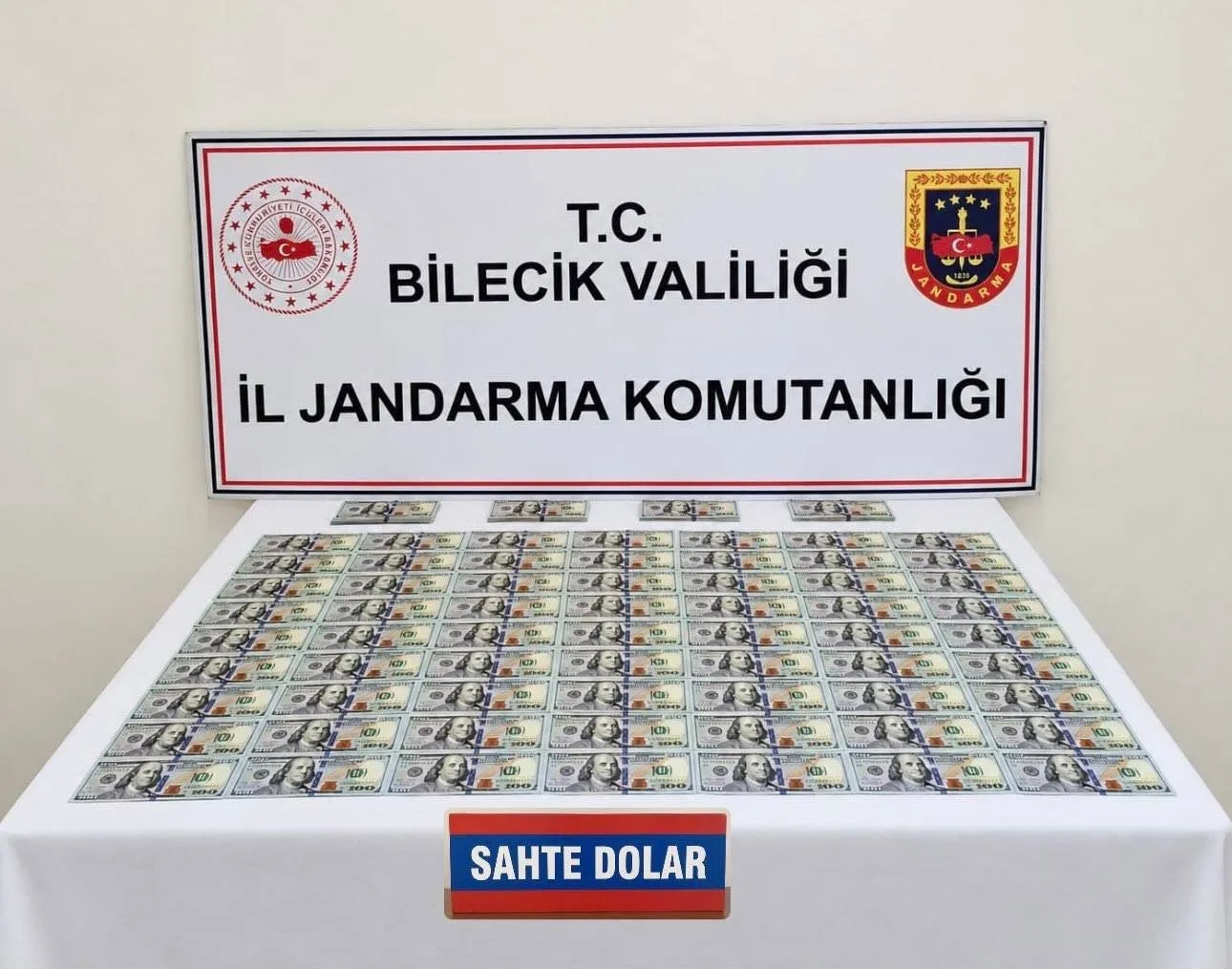 Bilecik’te otomobilde 202 adet sahte dolar ele geçirildi