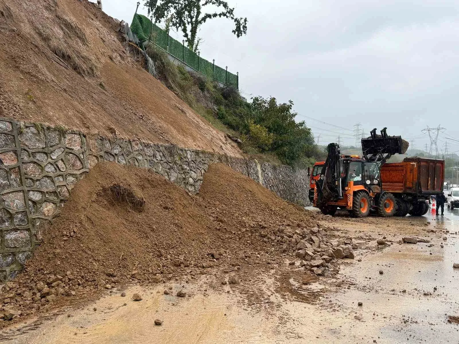 D-100 kara yolunda heyelan: Ulaşım kontrollü sağlanıyor