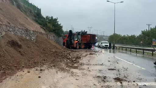 D-100 kara yolunda heyelan: Ulaşım kontrollü sağlanıyor