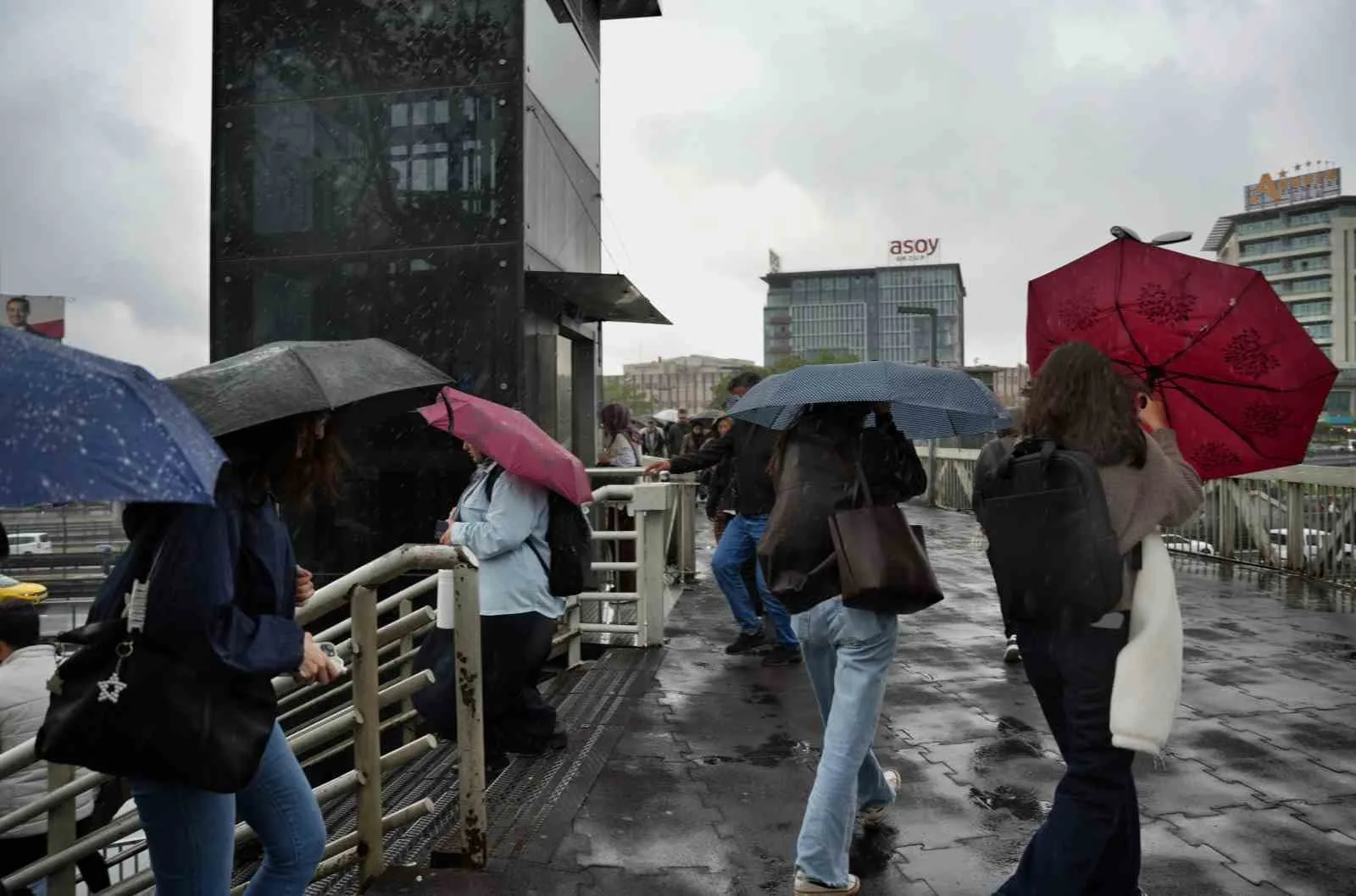 İstanbul’da sağanak yağış etkili oluyor