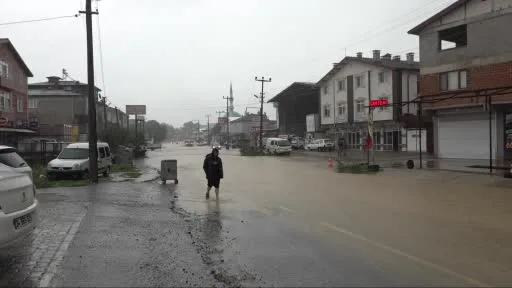 Sakarya’yı sağanak yağış vurdu: Yollar göle döndü, sürücüler zor anlar yaşadı