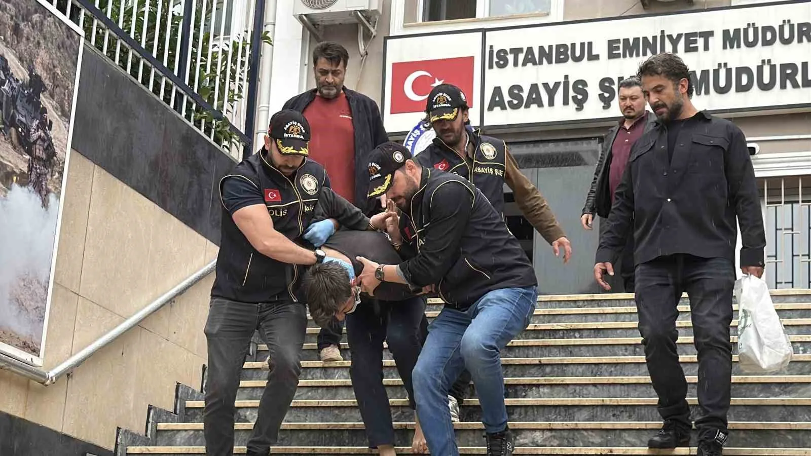 Eyüpsultan Camii’nde silah sesinin yükseldiği olaya ilişkin gözaltına alınan 2 şüpheli adliyeye sevk edildi