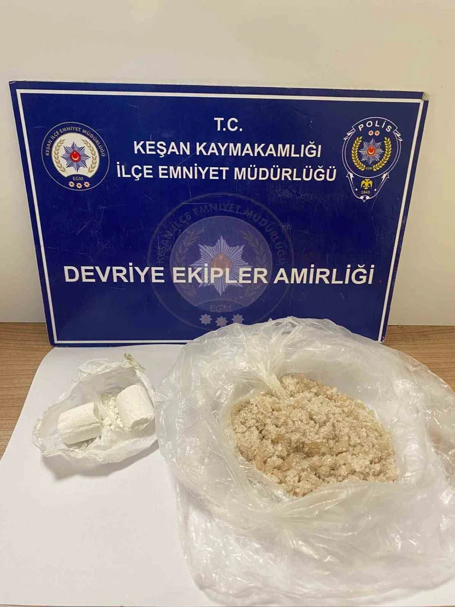 Keşan’da polisin durdurduğu bir ticari taksiden 157,61 gram uyuşturucu ele geçirildi