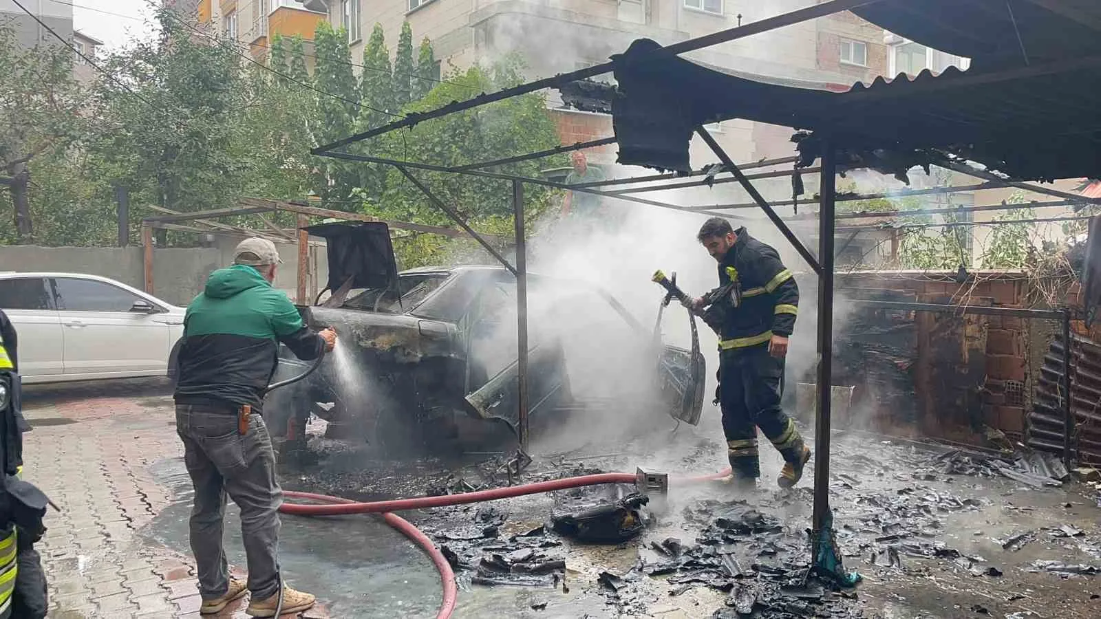 Yangını söndürmek isterken yaralandı