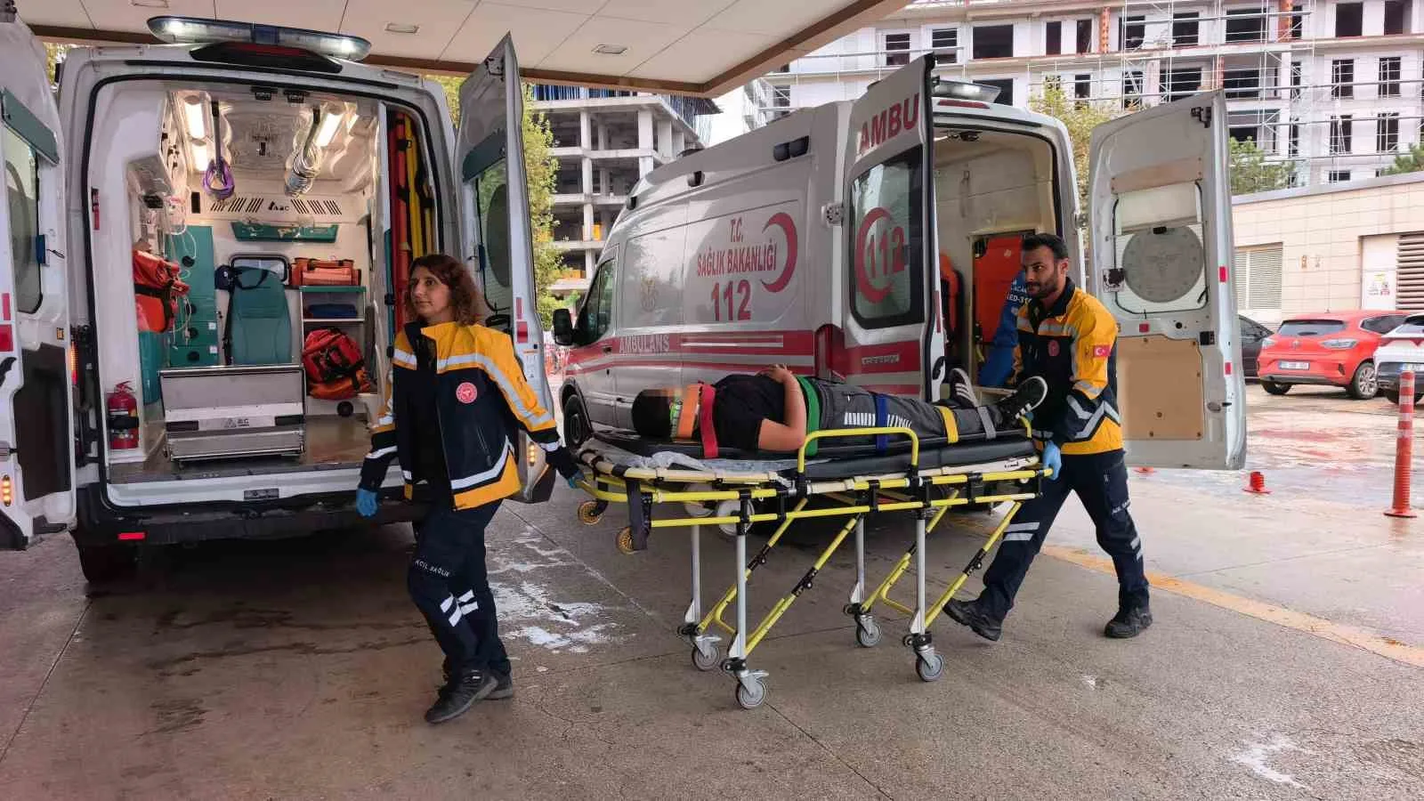 12 yaşındaki çocuk merdiven boşluğuna düştü