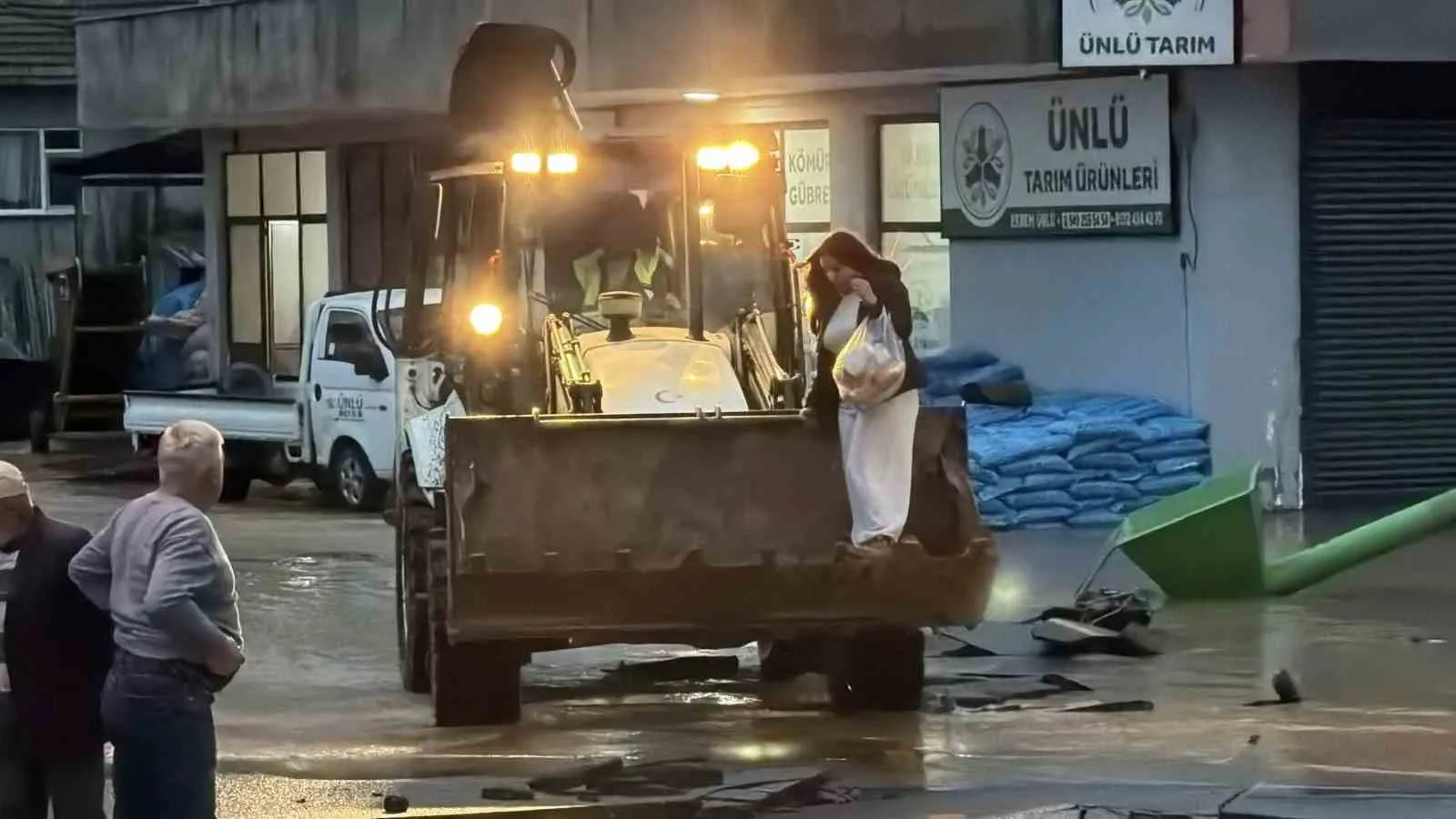 Selin esir aldığı mahallede ulaşım kepçe ve traktörlerle sağlanıyor