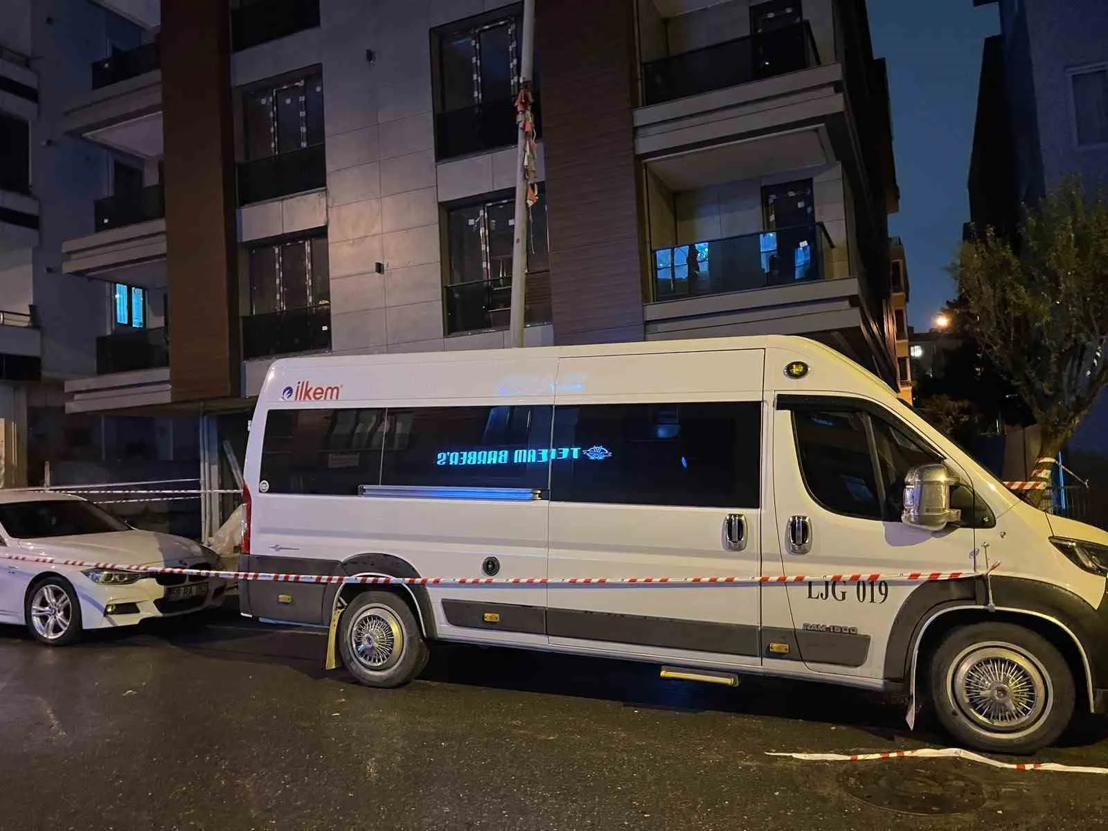 Küçükçekmece’de inşaat ile aydınlatma direği arasında elektrik akımına kapılan köpek telef oldu