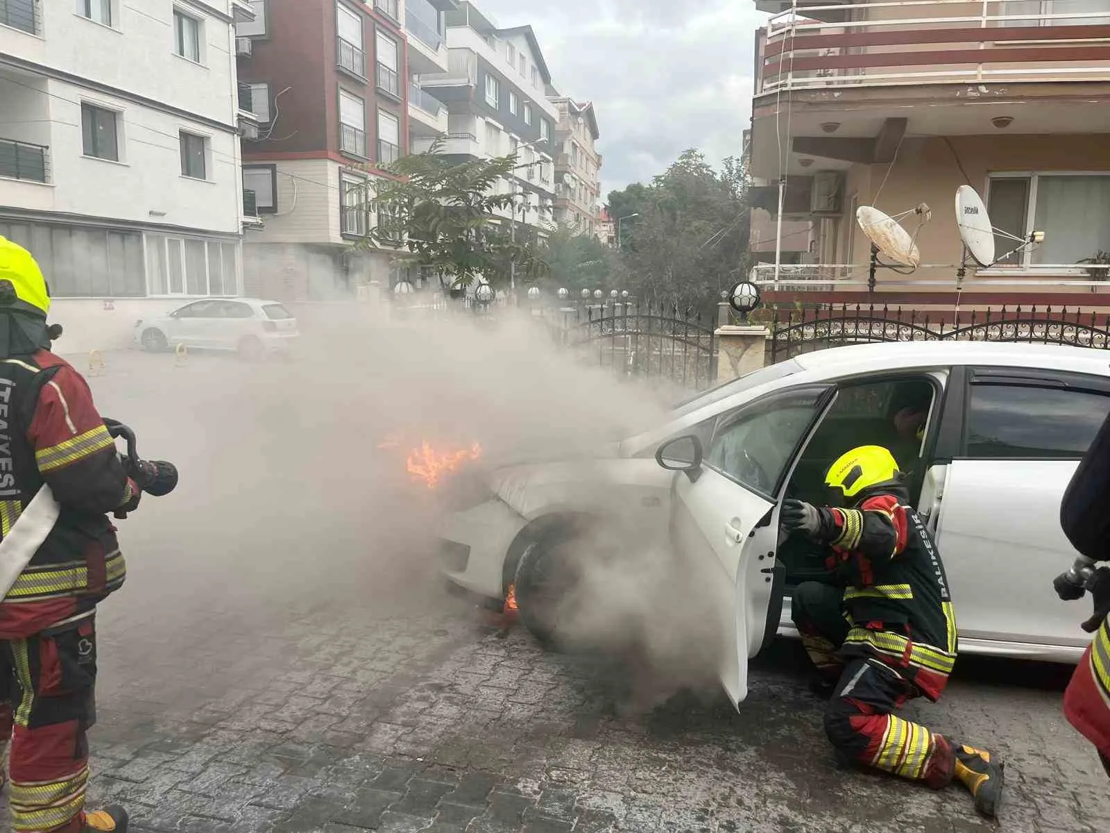 Burhaniye’de seyir halindeki araç alev alev yandı