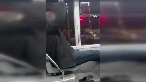 Otobüste ayakkabılarını çıkarıp seyahat etti, rahatlığı pes dedirtti