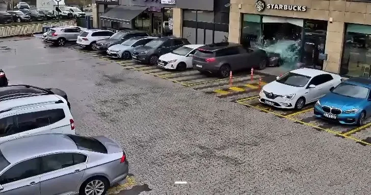 Çekmeköy’de kaza ucuz atlatıldı: Sürücüsünün kontrolünden çıkan cip kafeye daldı