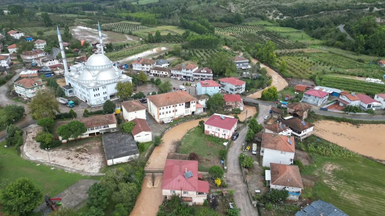 Sakarya’da taşkın yaşanan mahalledeki son durum havadan görüntülendi