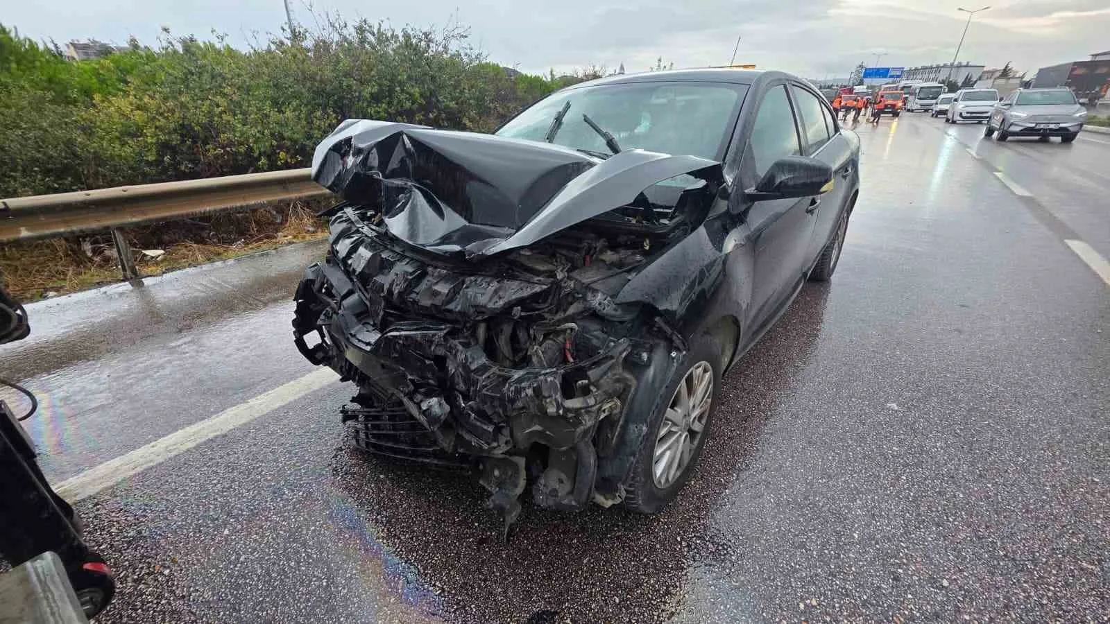 Rüzgar gülü gövdesi taşıyan tıra otomobil arkadan çarptı 4 yaralı