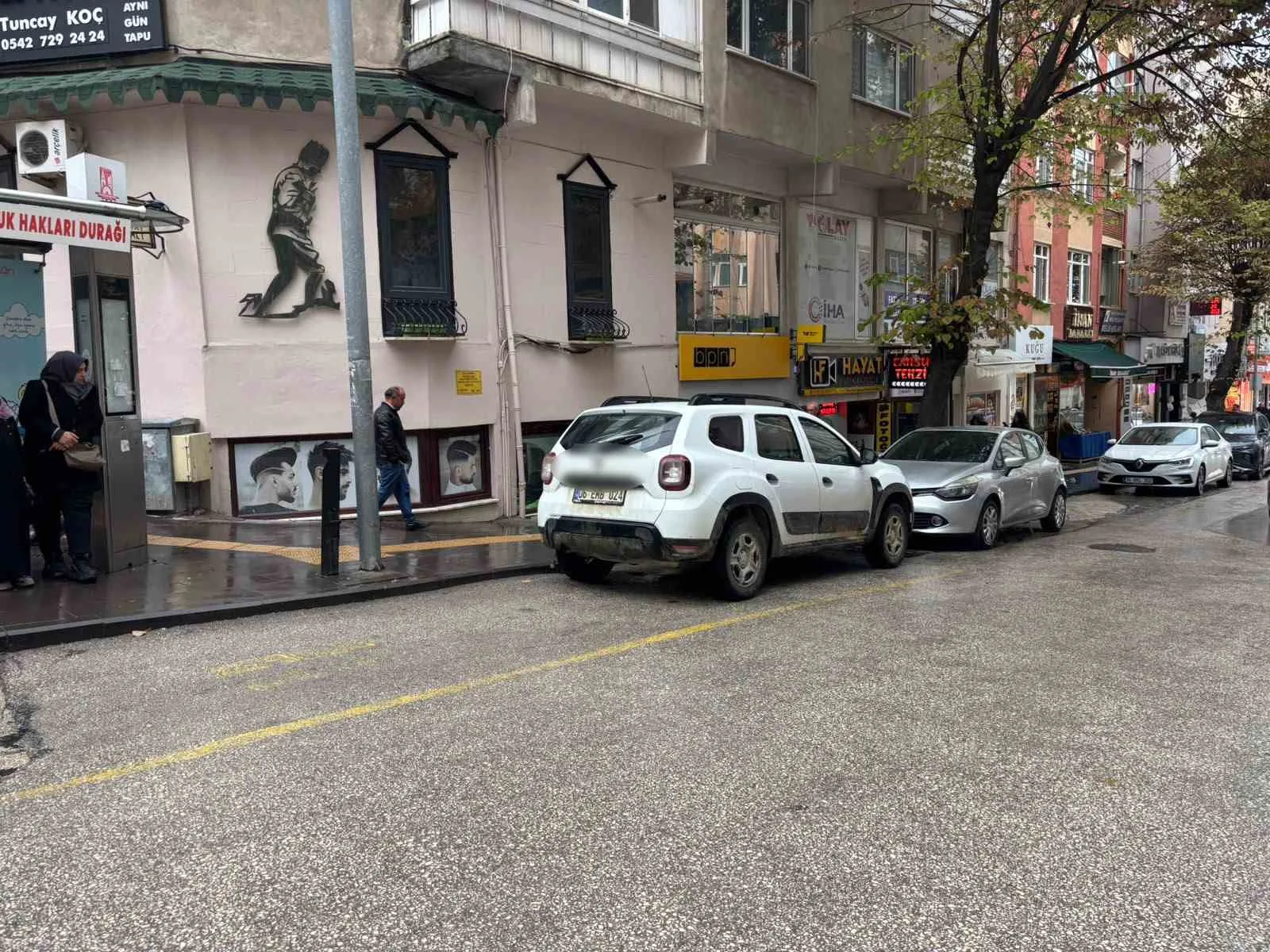 Hem ters şeritten geldi hem de minibüs durağına park etti