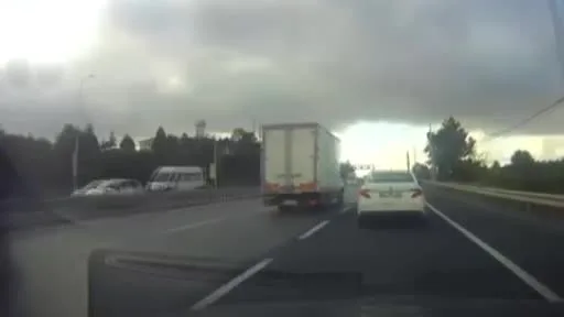 Arnavutköy’de seyir halindeki hafriyat kamyonu böyle devrildi