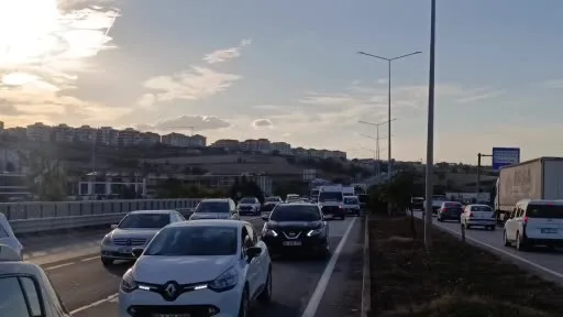 İçinde çocuk bulunan otomobili kaçırdı, yayaya ve 2 araca çarpıp kaçtı yakalandı