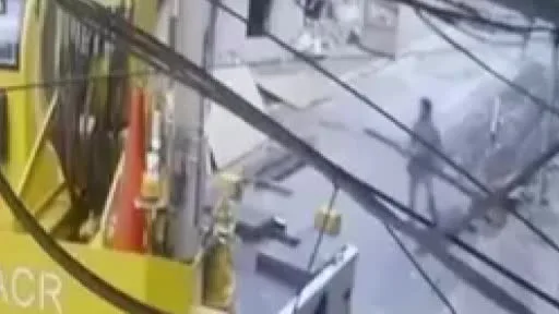 Vinç halatı koptu, bir işçi yüzlerce kiloluk malzemenin altında kalmaktan son anda kurtuldu