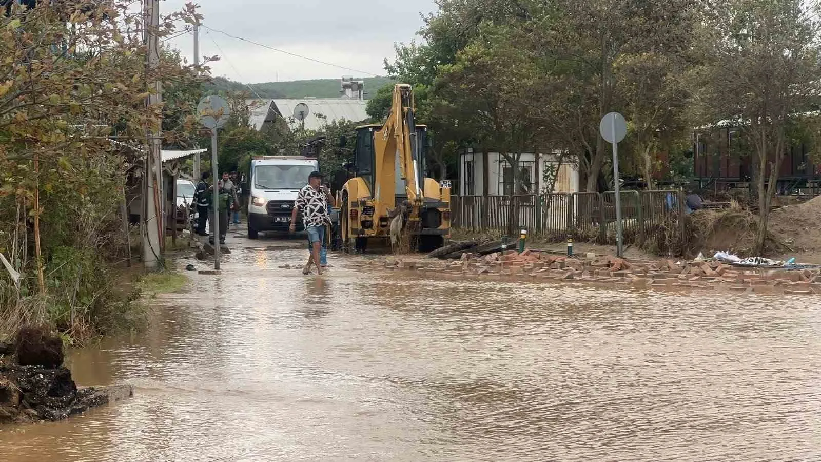 Mudanya Esence’de sel ve su baskınına müdahale sürüyor: 78 personel sahada