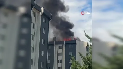Binanın çatısı alev alev yandı