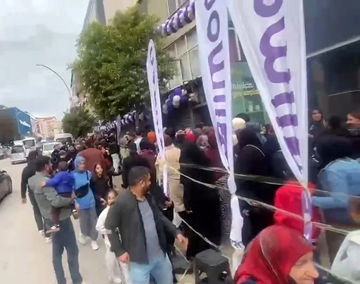 Darıca’da indirim izdihamı trafiği aksattı