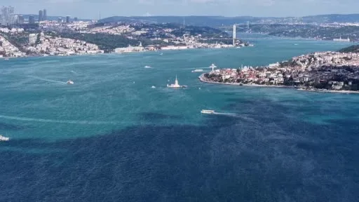 İstanbul Boğazı turkuaza büründü