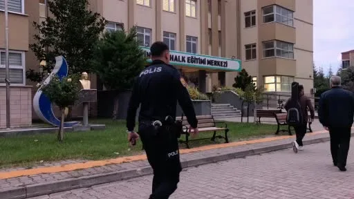 Ehliyet sınavında düzenekle yakalandı, gözaltına alındı