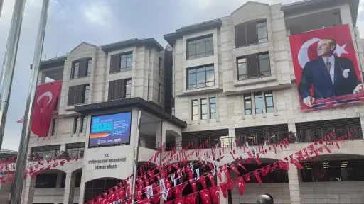 Eyüpsultan Belediyesi’ne düzenlenen operasyonda aralarında Belediye Başkanı Mithat Bülent Özmen’in de bulunduğu 28 şüpheli gözaltına alındı