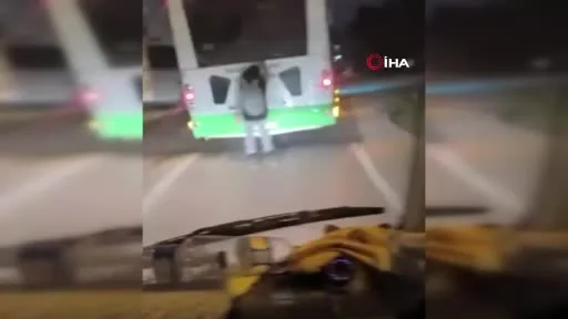 Otobüsün arkasına tutunarak patenle yolculuk etti