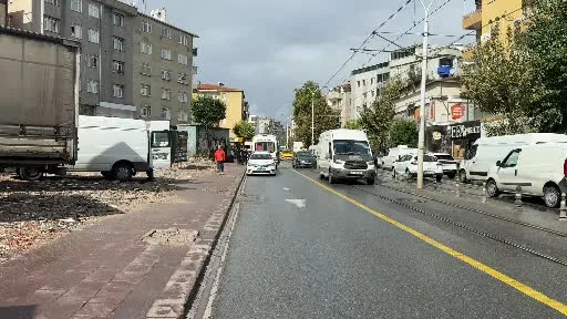 Güngören Abdi İpekçi Caddesi’nde tramvay, ters yönden dönüş yapan ticari minibüse çarptı
