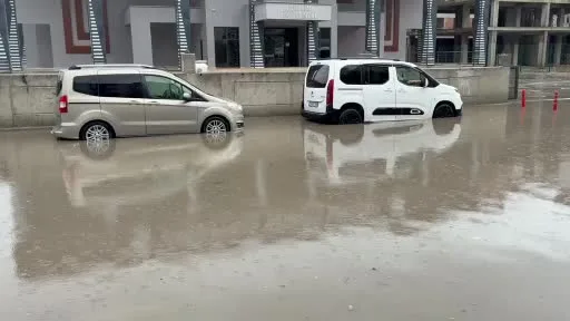 Yol göle döndü, sürücüler yön değiştirdi