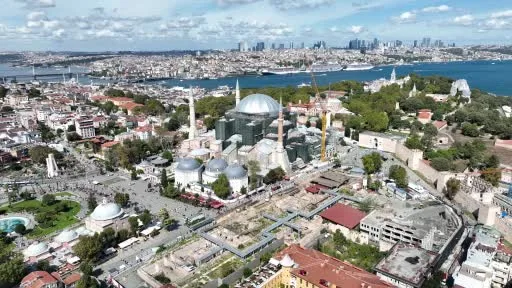 Ayasofya’nın Kubbesi gri brandalarla kapatıldı
