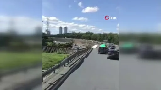 Esenler’de damperi açık kalan kamyon, tabelaları devirdi