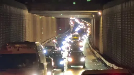 Bursa’da bariyerlere çarpan araçta 2 kişi yaralandı